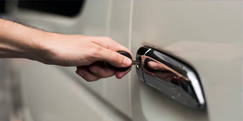 Locksmith in OKC programming a transponder key